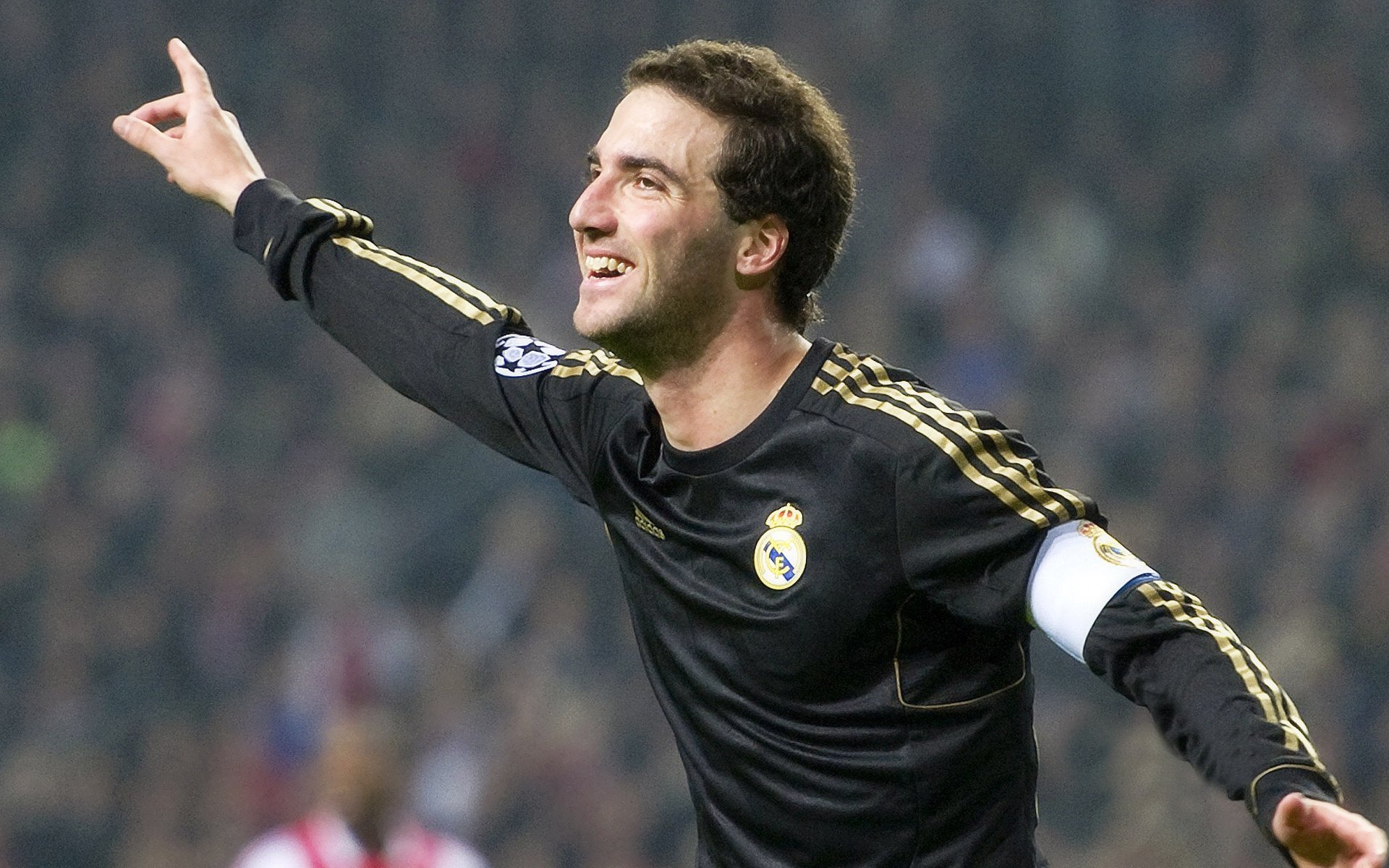 “意甲新秀连续破门，闪耀赛场赢得关注”，意甲新球衣